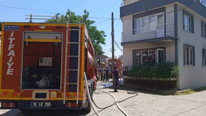 Edremit'te elektrik kontağından çıkan yangın evi kül etti