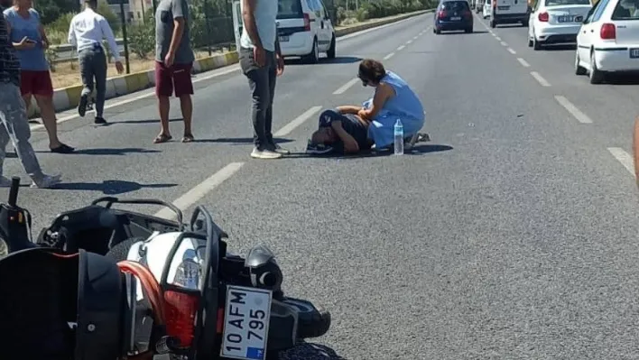 Edremit'te motosiklet kazasında sürücünün yardımına çevredekiler koştu