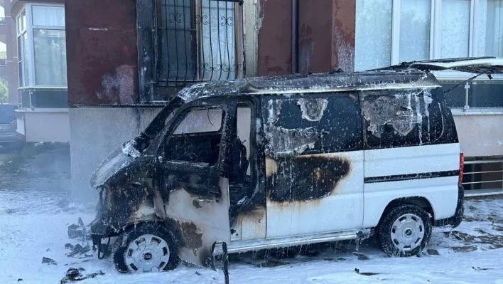 Edremit'te park halindeki minibüs yandı