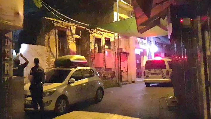 Edremit'te polisten kaçan şüpheli ağaca çıktı