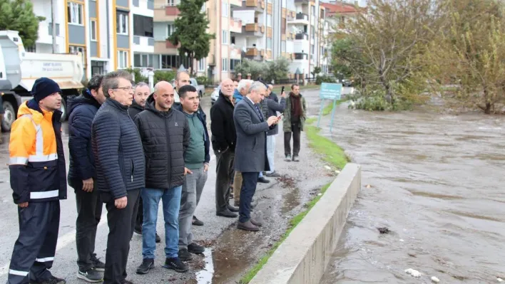 Edremit'te şiddetli yağış sonrası belediye ekipleri sahada