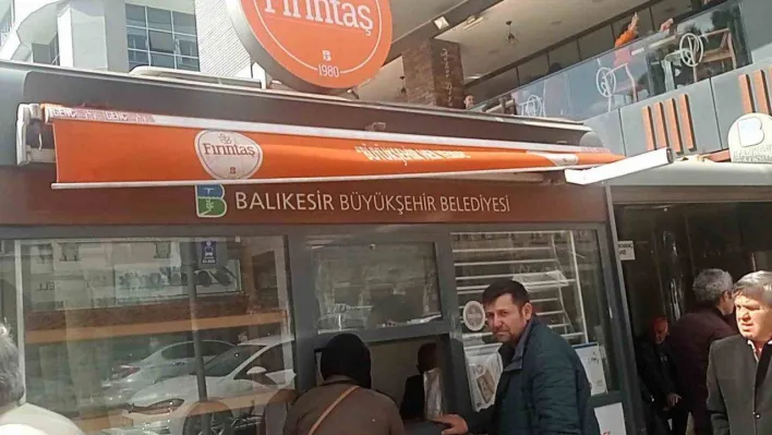 Edremit'te vatandaş Fırıntaş'ın 350 gramlık pidesine hücum etti