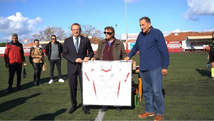 Ege'de suyun iki yanından futbol dostluğu