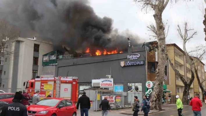 Eğlence mekanı alevlere teslim oldu