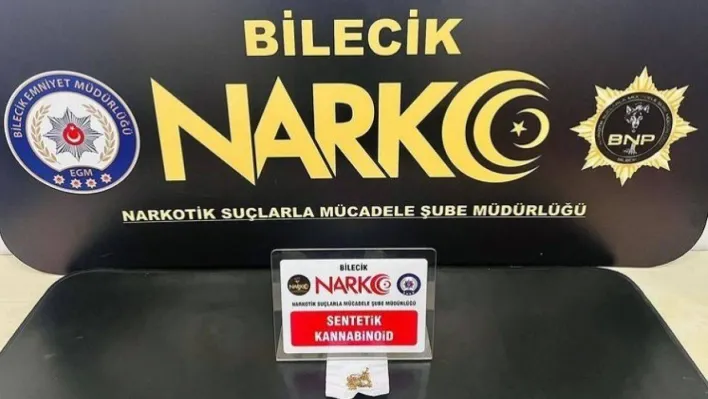 Ehliyetsiz araç kullanan şahsın üzerinden uyuşturucu madde çıktı