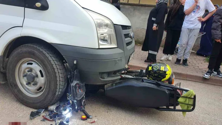 Ehliyetsiz motosiklet sürücüsü polisten kaçarken kaza yaptı: 2 yaralı