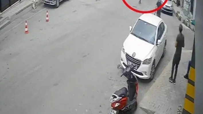 El frenini çekmeyi unutunca olanlar oldu: Kazaya gelen polis aracına da motokurye çarptı