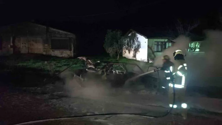 Elektrik kontağından çıkan yangın aracı küle çevirdi