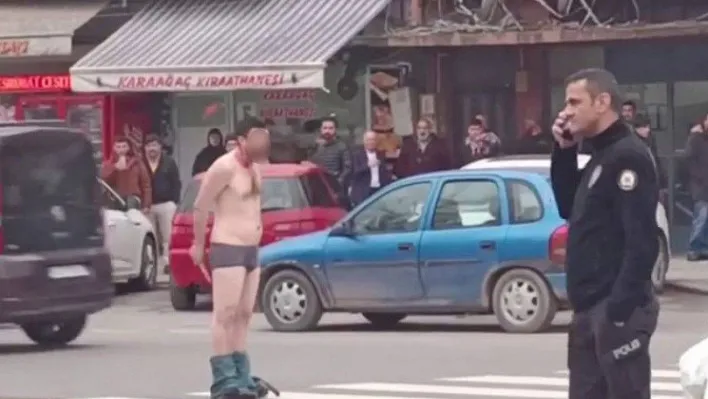 Elinde bıçakla yarı çıplak caddeye çıktı: Kimse ne olduğunu anlayamadı