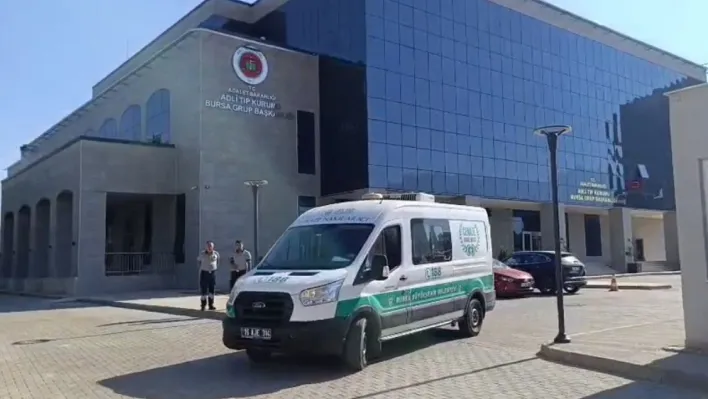 Ellerini ve yüzünü balıklar yemiş...