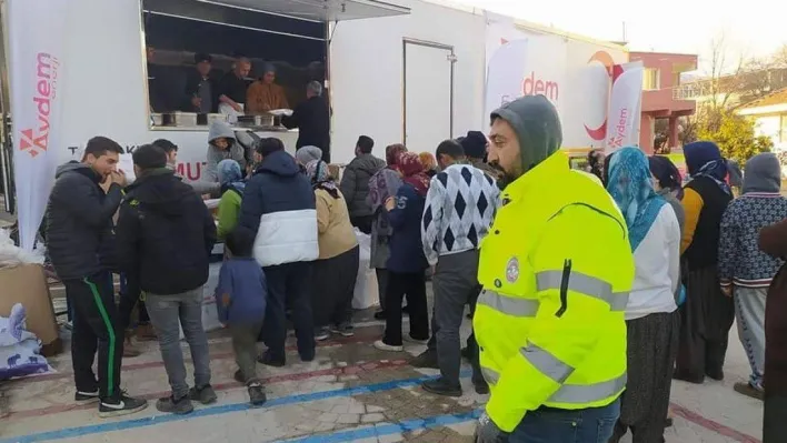 Emet Belediyesi'nden Hatay'da bin 500 kişiye sıcak yemek