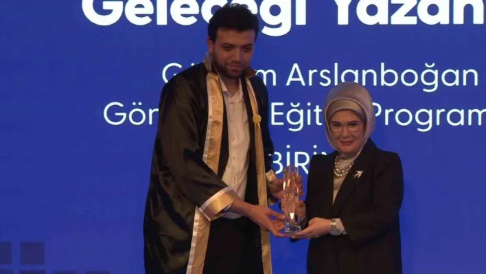 Emine Erdoğan: 'Bu vatan, tüm alanlarda ve sınırlarda, gençliğimize emanet'