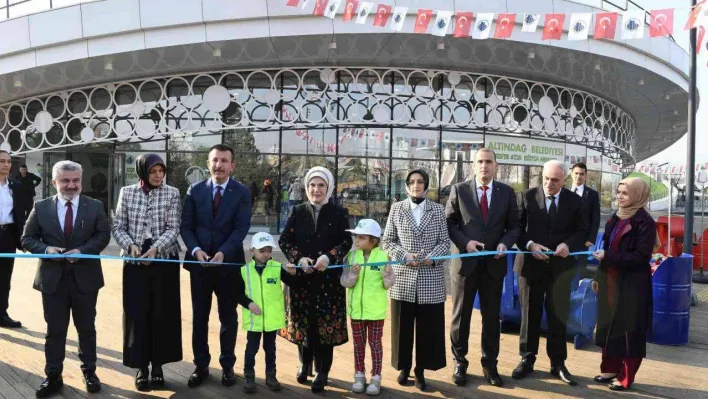 Emine Erdoğan: 'Geleceğimiz emin ellerde'