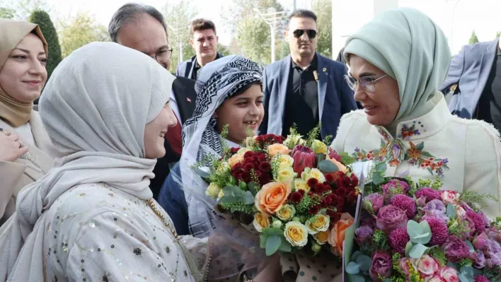 Emine Erdoğan: 'Siirt'te gösterdiğiniz kardeşliği hiç unutmadık, unutmuyoruz'