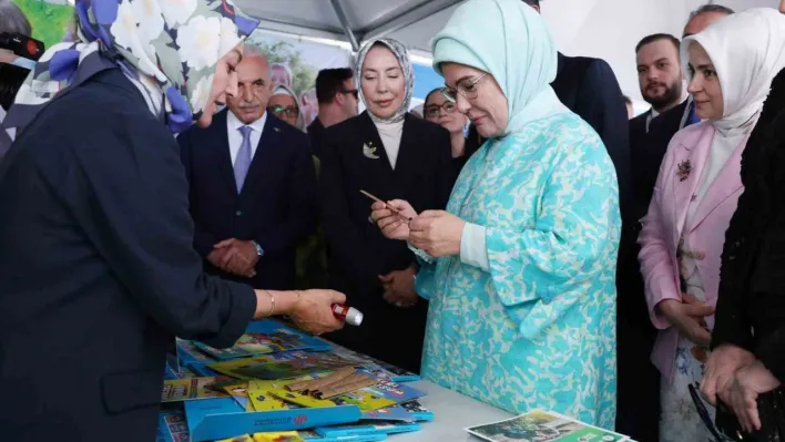 Emine Erdoğan, Ümraniye Çevre Şenliği'nde çocuklarla birlikte teraryum hazırladı