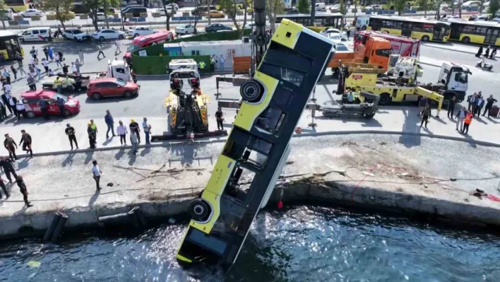 Eminönü'ne 6 saat sonunda otobüs denizden çıkarıldı