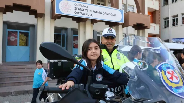 Emniyet ekiplerinden öğrencilere akran zorbalığı ve siber suçlar bilgilendirmesi