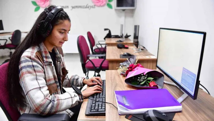 Engelsiz bilgisayar kursiyerleri sertifikalarına kavuştu
