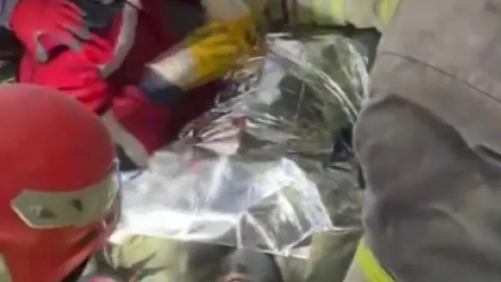 Enkaz altında yaşam mücadelesi veriyordu, 89 saat sonra kurtarıldı