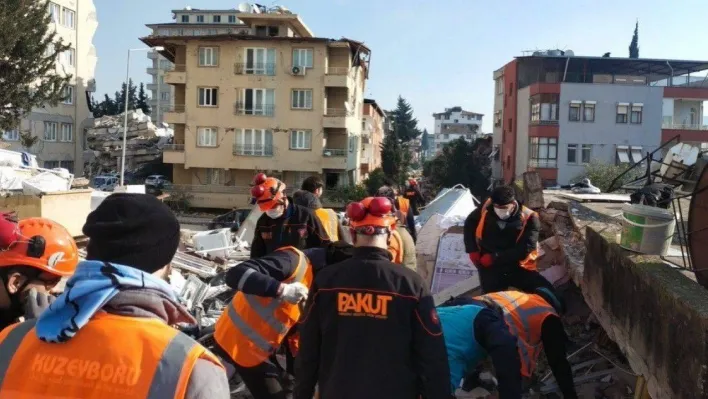 Enkaz altından çıkarılan kadının ilk sözleri: 'Allah'ım şükürler olsun ya Rabbim'