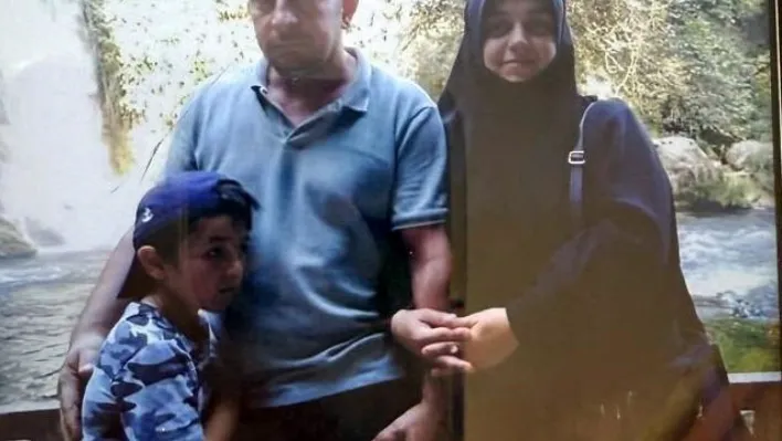 Enkaz başında 12. saat: Anne ve baba aranıyor