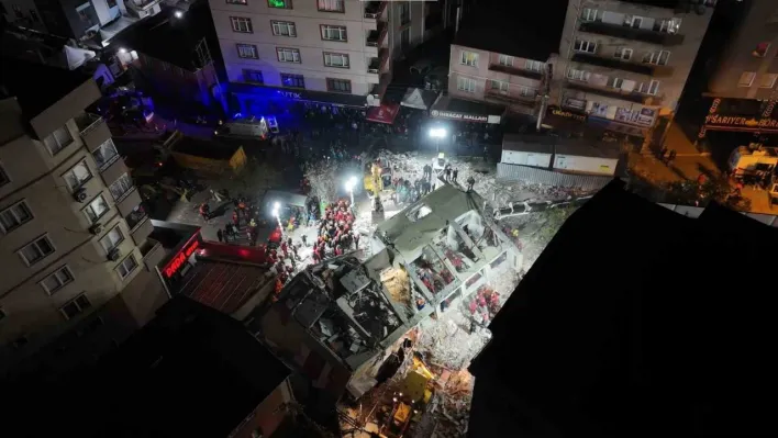 Enkaz başında 14. saat: Hummalı çalışma sürüyor