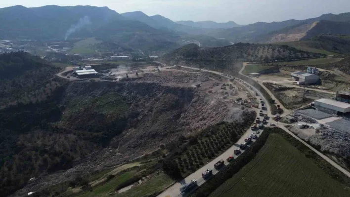 Enkaz taşıyan hafriyat kamyonlarının oluşturduğu kuyruk havadan görüntülendi