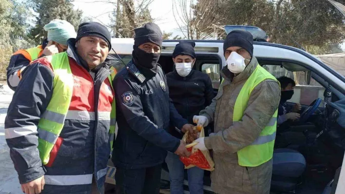 Enkazda buldukları altınları polise teslim ettiler