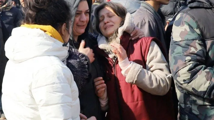 Enkazda iki kardeş ve babalarının yaşam umudu: Üç kez duvara vurdular