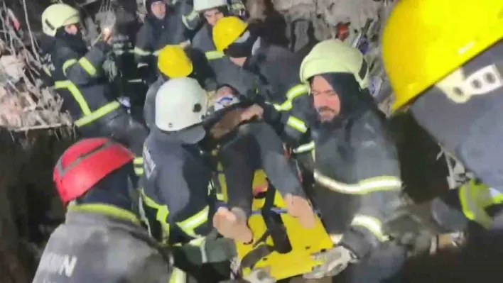 Enkazdan 70 saat sonra 3 kişi sağ olarak kurtarıldı