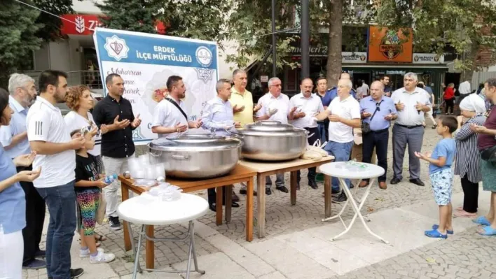 Erdek'te aşure kazanları birlik için kaynadı