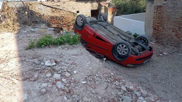 Erdek'te park etmeye çalışırken takla atan araç arsaya düştü