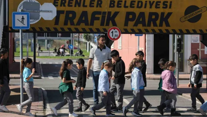 Erenler Belediyesi trafik parkında geleceğin sürücüleri yetişiyor