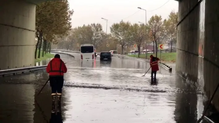 Esenler'de alt geçit göle döndü: Bir servis minibüsü ile otomobil suda mahsur kaldı