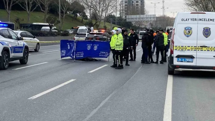 Esenler'de üstgeçitten yola atlayan kadının üstünden araç geçti: O anlar kamerada