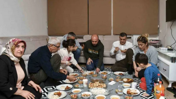 Esenyurt Belediye Başkanı Bozkurt ilk iftarını depremzede aile ile yaptı