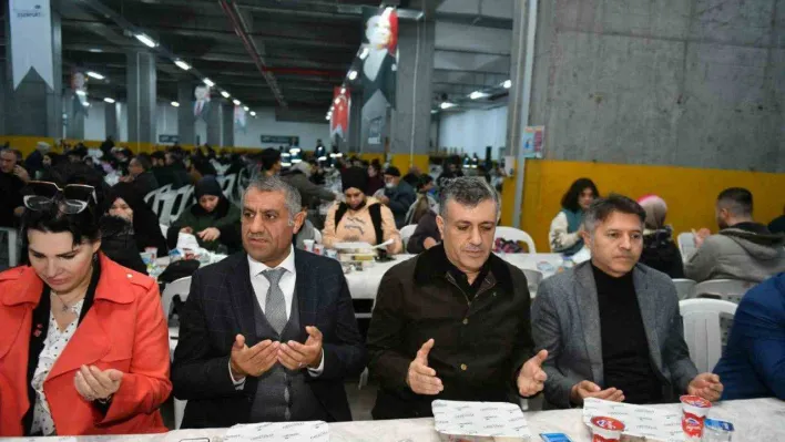 Esenyurt Belediye Başkanı Bozkurt orucunu vatandaşlarla birlikte açtı