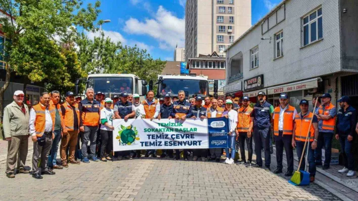 Esenyurt Belediye Başkanı Bozkurt farkındalık için sokakları süpürdü