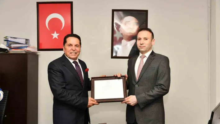 Esenyurt Belediye Başkanı Prof. Dr. Ahmet Özer mazbatasını aldı