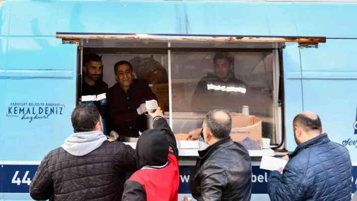 Esenyurt Belediyesi ikramlarıyla EYT sırasında bekleyenlerin içini ısıttı