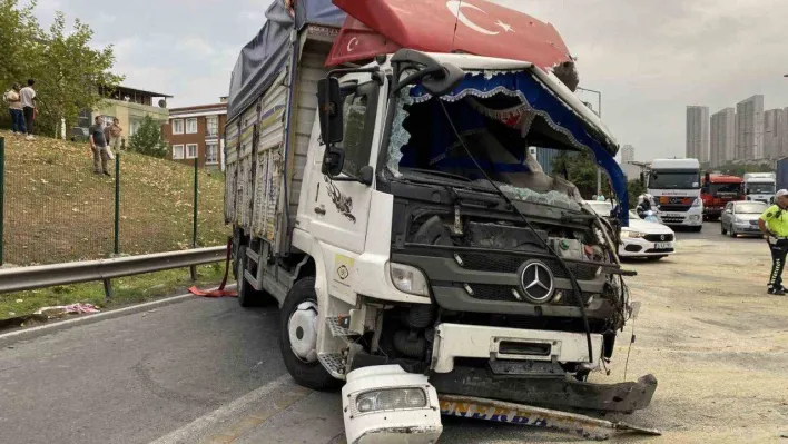 Esenyurt'ta bariyerlere çarpan sebze yüklü kamyon devrildi: 1 ölü, 1 yaralı