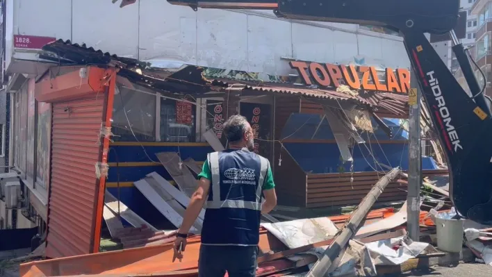 Esenyurt'ta bıçaklı kavgaya neden olan market reyonu yıkıldı