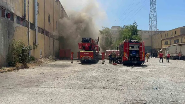 Esenyurt'ta bir kazan imalathanesi yandı: 1 kişi dumandan etkilendi