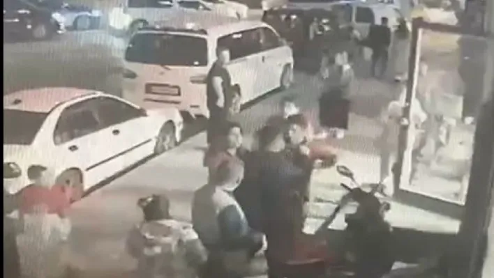 Esenyurt'ta engelli adama bıçaklı saldırı kamerada