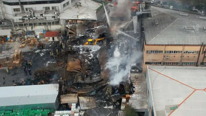 Esenyurt'ta fabrika deposundaki yangın söndürüldü