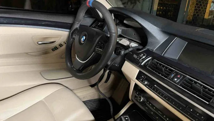 Esenyurt'ta hırsızlar, lüks aracın gösterge panelini çaldı