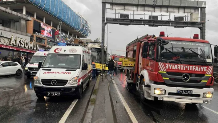 Esenyurt'ta İETT otobüsü yön direğine çarptı: 8 yaralı