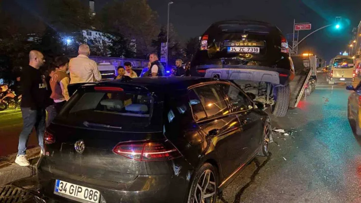 Esenyurt'ta kırmızı ışıkta bekleyen motosiklete otomobil arkadan çarptı: 1 ağır yaralı