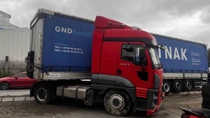 Esenyurt'ta kontrolden çıkan tır PTS direğine çarptı