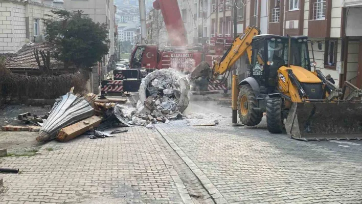 Esenyurt'ta onarım yapılan minarenin petek ve külah kısmı halatın kopması sonucu zemine düştü